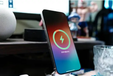 鹤城苹果15换屏服务分享用什么充电器给iPhone15充电更好 